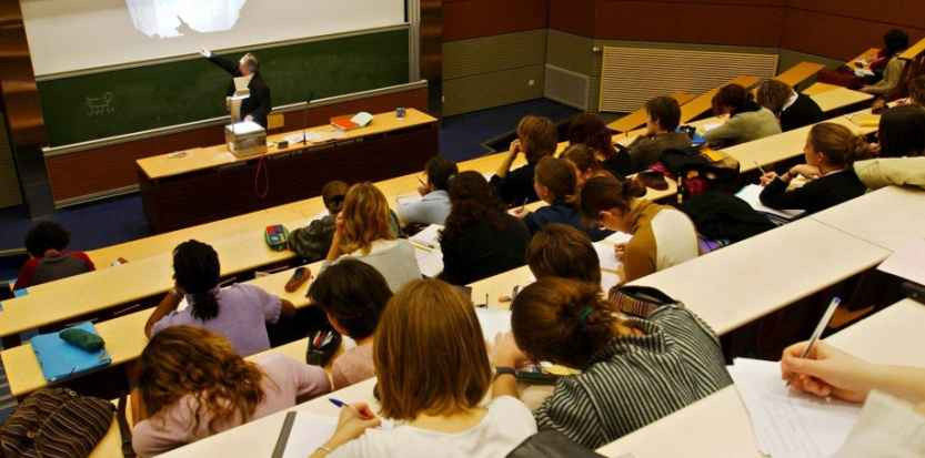 أستاذ جامعي متهم باستغلال طلبته في حملة انتخابية مقابل النقط