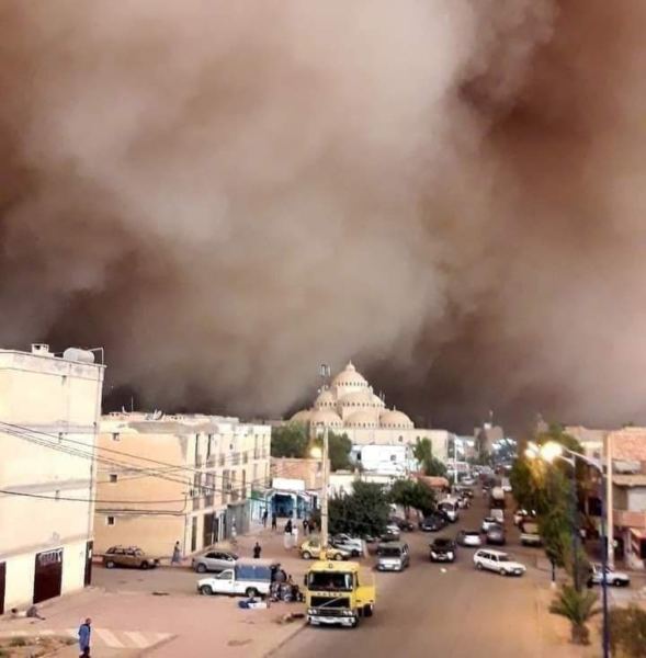 فيضانات وعواصف رملية تضرب ولايات جزائرية.. فهل سيتهمون المغرب بافتعالها؟ (فيديوهات)