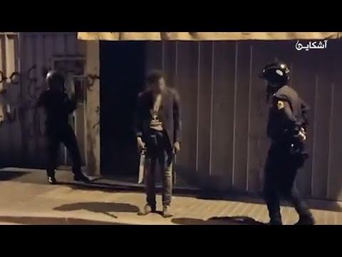 مختل يهاجم شرطيين بسيف