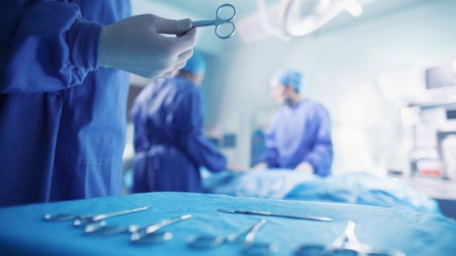 اختصاصيون يكشفون علاقة تلقي لقاح كورونا بالتخذير في الجراحة والعناية بالأسنان