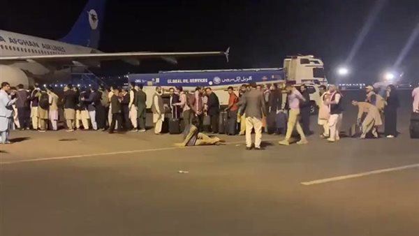 بالفيديو… فوضى وجنون في مطار كابول بعد سيطرة طالبان على أفغانستان