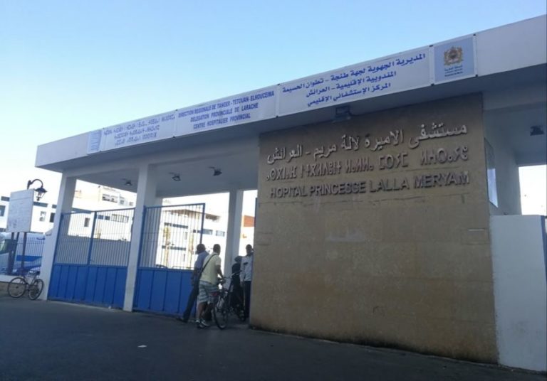 بعد تحوله لمزبلة.. عائلات مرضى يتطوعن لتنظيف جناح كوفيد بالعرائش (صور)