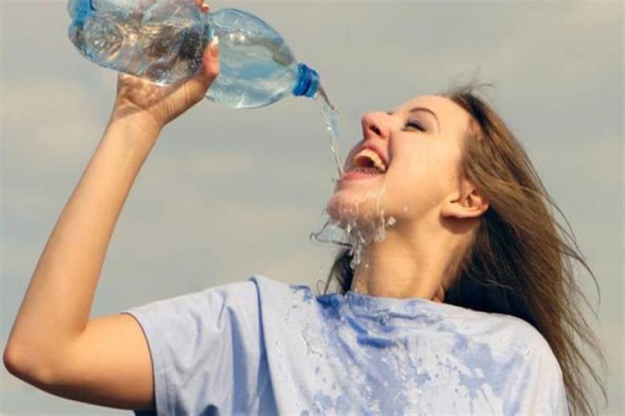 أضرار خطيرة ومميتة تصيب جسمك عند التقليل من شرب الماء