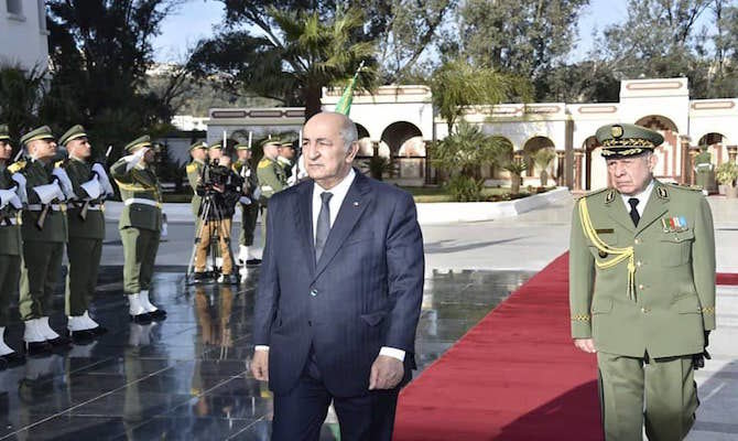 تبون وشنقريحة يلتقيان رئيس وزراء إسرائيل ويشتريان قنابل إسرائيلية مسيلة للدموع (فيديو)