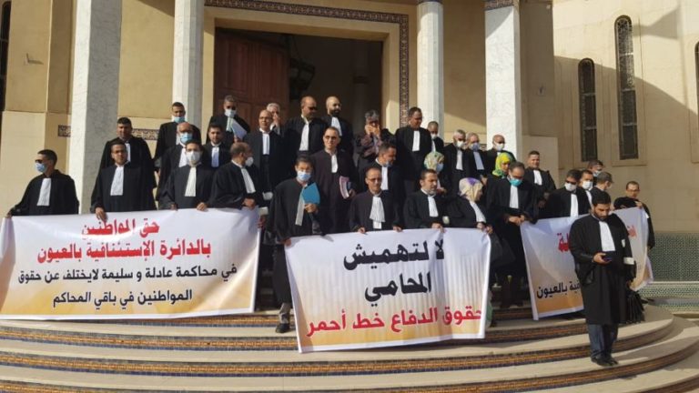 محامو العيون والداخلة يحتجون ببذلاتهم المهنية ويقاطعون جلسات المحاكم (صور)