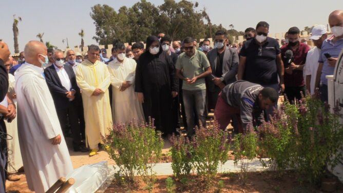 وهبي يشيع جنازة والدته بحضور قيادي حزبي واحد (صور)