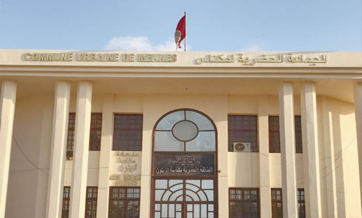 رئيس جماعة يحتفل بقرع الطبل والرقص رفقة إحدى المستشارات
