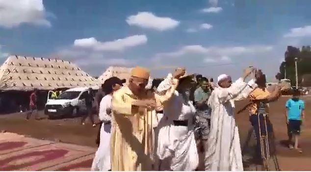 اعتقال رئيس جماعة احتفل بنجاحه بـ”التبوريدة والشيخات” (صور وفيديو) 