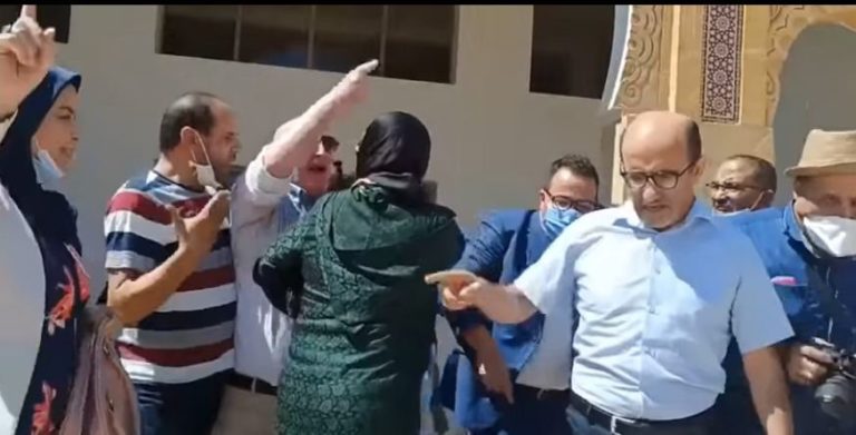 بالفيديو.. ساكنة فاس تطارد الأزمي بعد خروجه من المجلس الجماعي