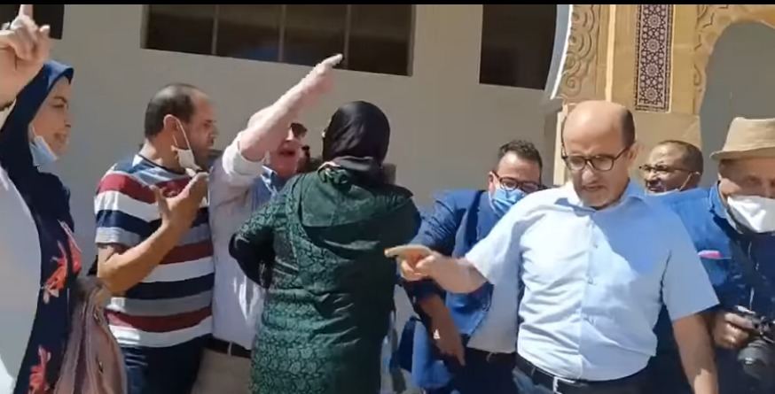 بالفيديو.. ساكنة فاس تطارد الأزمي بعد خروجه من المجلس الجماعي