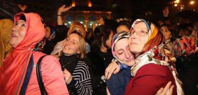 برلماني يحتفل بانتصار زوجته على والدته في الانتخابات (فيديو)