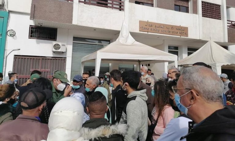 طنجة.. موظف يعتدي على مواطن  بسبب درهمين (فيديو)