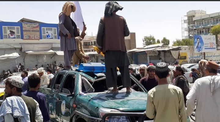 طالبان تعلق جثث أربعة رجال في ميادين عامة