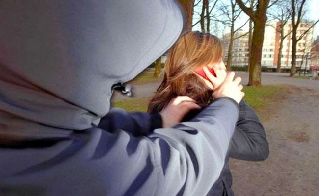 العيون..اعتداء بالسلاح الأبيض على شابة يحول حياتها إلى جحيم