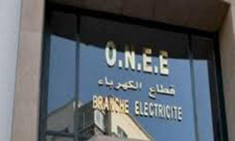 “مكتب الكهرباء” يجرد مرشحين للتوظيف من كل ملابسهم