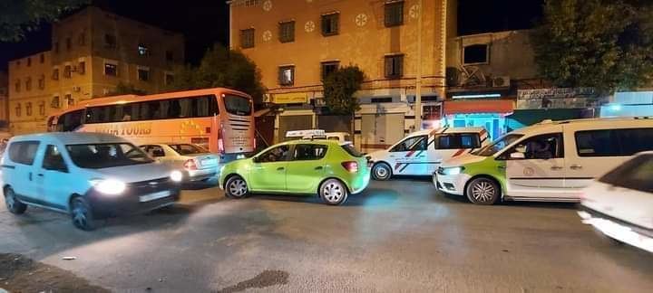مثير.. سيدة تعترض طريق حافلة للمسافرين بسبب نفقة طلاقها (صور)