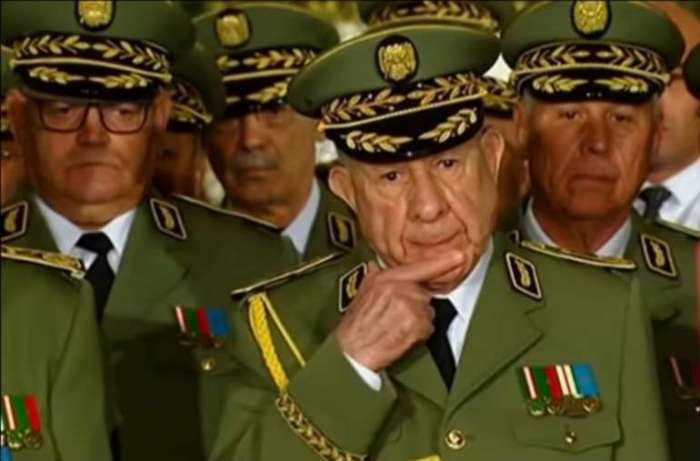 هروبٌ جماعي لجنودٍ جزائريين سابقين إلى الحدود التونسية طلبا للجوء (فيديو)