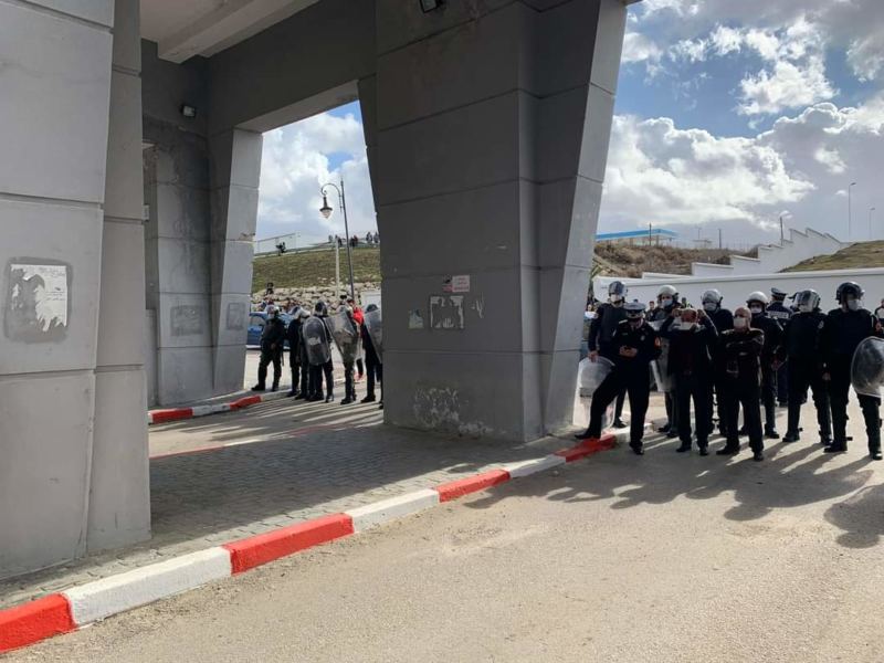 أمن طنجة يطوق مدخل كلية الحقوق ويعتقل عضوة في “تنسيقية المعطلين” من بيتها (صور )