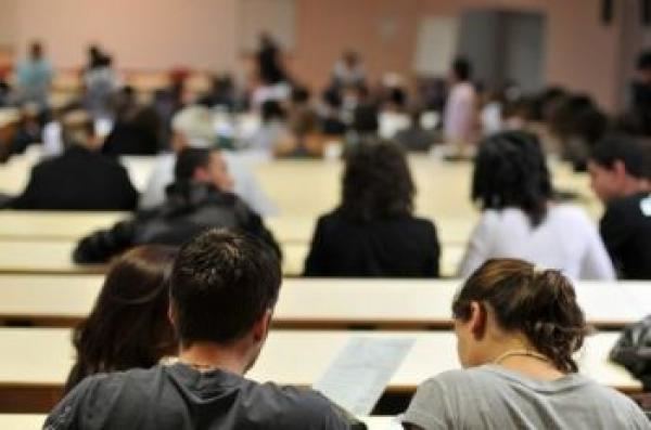 ليس من العدل حرمان أبناء متقاعدي الطبقة المتوسطة من المنح الدراسية