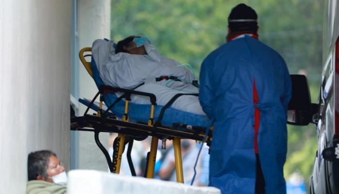 دراسة: “أوميكرون” يُصيب المُطعّمين بسُهولة و بأعراضَ خفيفة