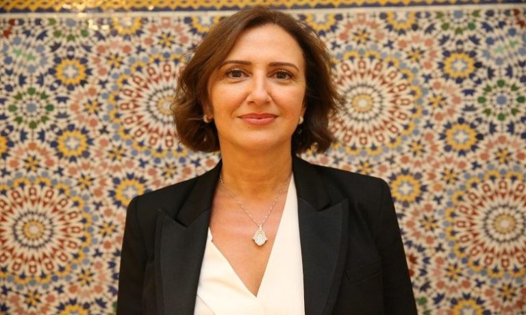 بَعْدَ السِّياحيّين.. الوزيرة عمّور “تُهـينُ” الصّحفيّين