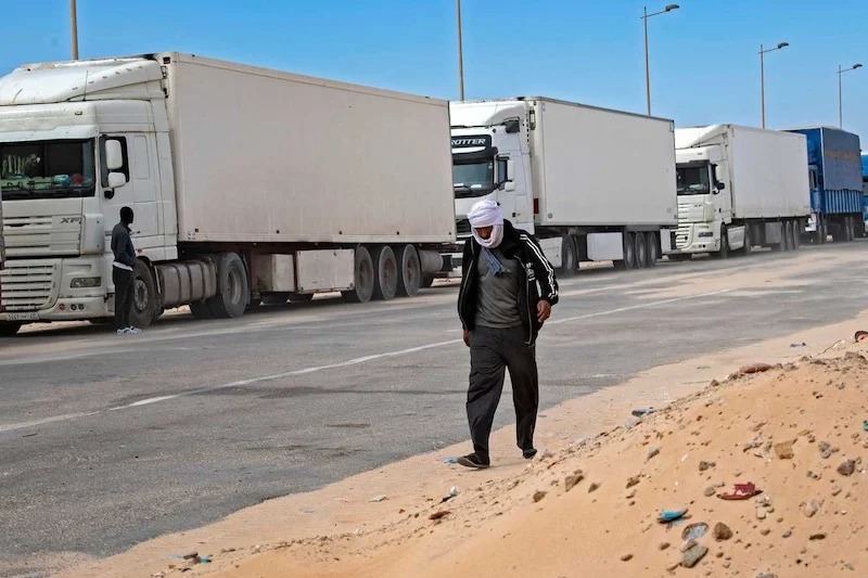شاحنتان مغربيتان عالِقتان بسبَبِ أحـــداث النيـــجر