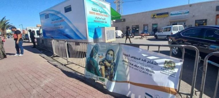 مَنْعُ تجار ومواطنين من ولوج سوق تجاري قبل تلقي الحقنة الثالثة
