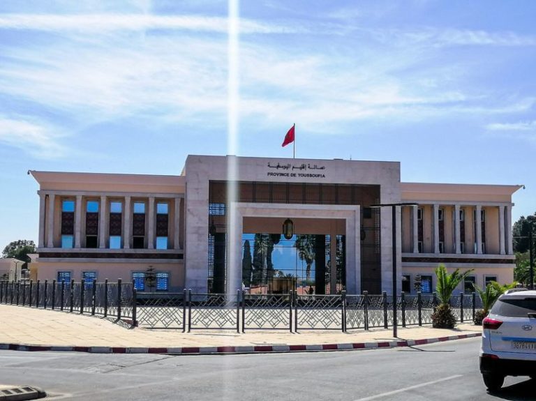 في ظلِّ الأزمة .. بناءُ قاعة بمليار سنتيم داخل مقرّ عمالة اليوسفية