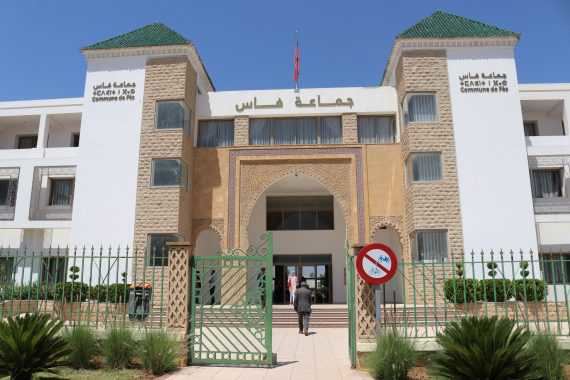 وضع حواجز “غريبة” وسط طريق بفاس يخلق الجدل (صورة)