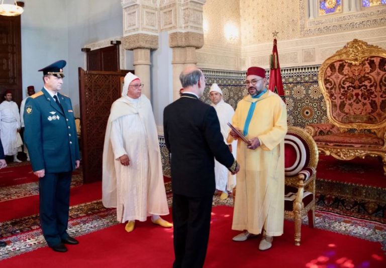 الملك يستقبل عددا من السفراء الأجانب