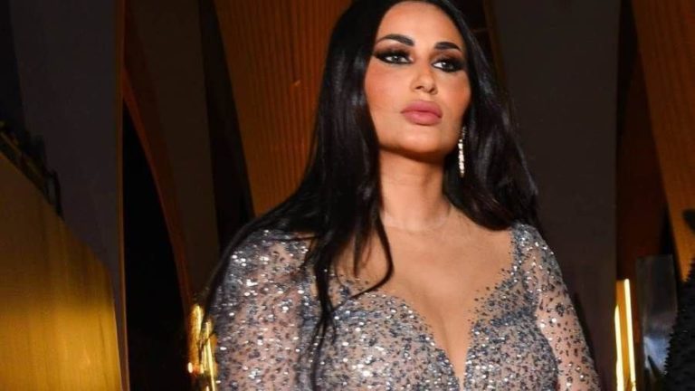 طليقة فنان شهير تنشر صورا مثيرة وترقص شبه عارية (صور وفيديو)
