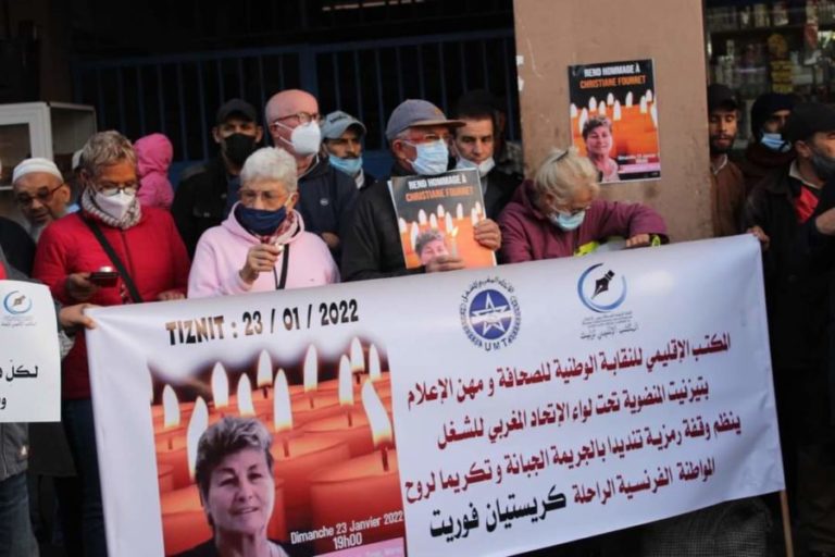 وقفة صامتة لتكريم روح السائحة الفرنسية المقتولة (صور)