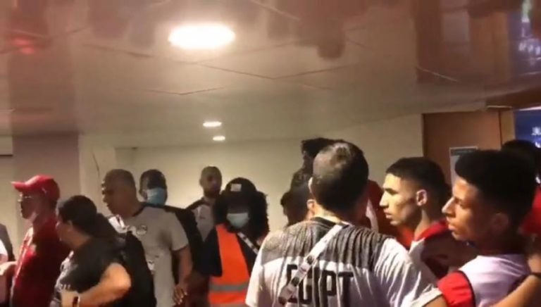 غيابُ خليلوزيتش عن النّدوة الصحفية واشتباكاتٌ بين اللاعبين بغُرفة الملابس (فيديو)