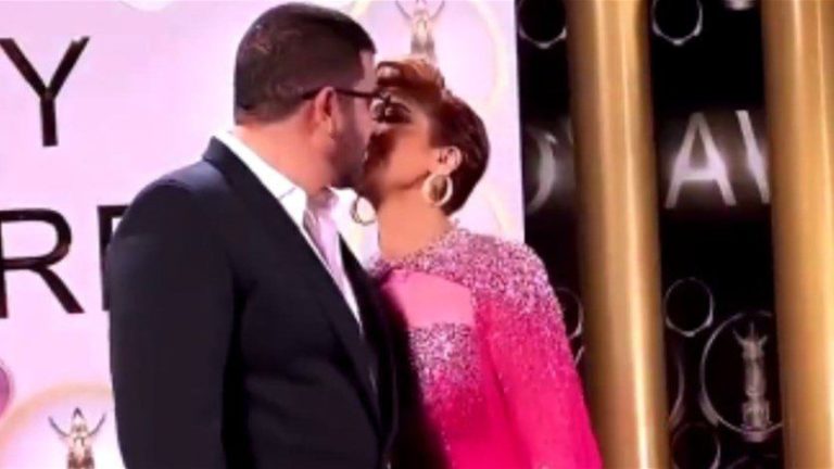 قُبلة أصالة نصْري الحَميمة لزوجِها على المُباشر تهزُّ منصّات التواصل (فيديو)