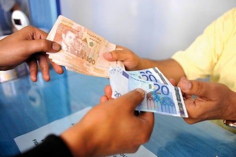 رفع قيمة العملة الصعبة المسموح للمسافرين باقتنائها (مكتب الصرف)