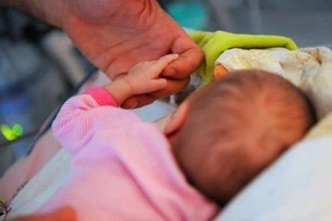 تطوان.. العثورُ على رضيعٍ قُرب مسجد برفقته رسالة مُثيرة
