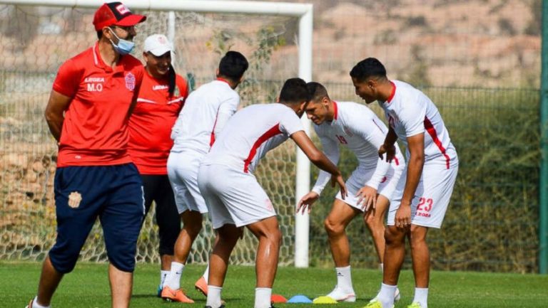 لكماتٌ من لاعبٍ أجنبي تُرسِل مُساعدَ مُدرِّب حسنية أكادير إلى المُسْتعجلات