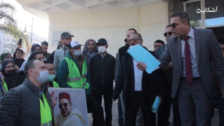 وعود انتخابية تخرج مواطنين للاحتجاج أمام أكبر مقاطعة بالمغرب (فيديو)
