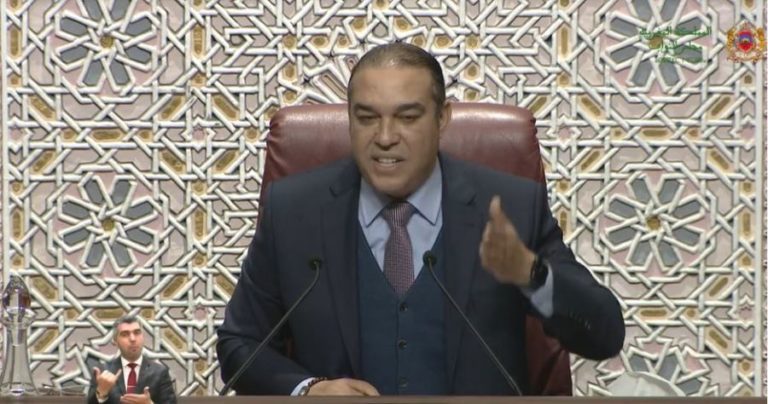 بالفيديو.. “وزيرُ الكرّاطة” أوزين يُهين البرلمان والبرلمانيين على المُباشِر