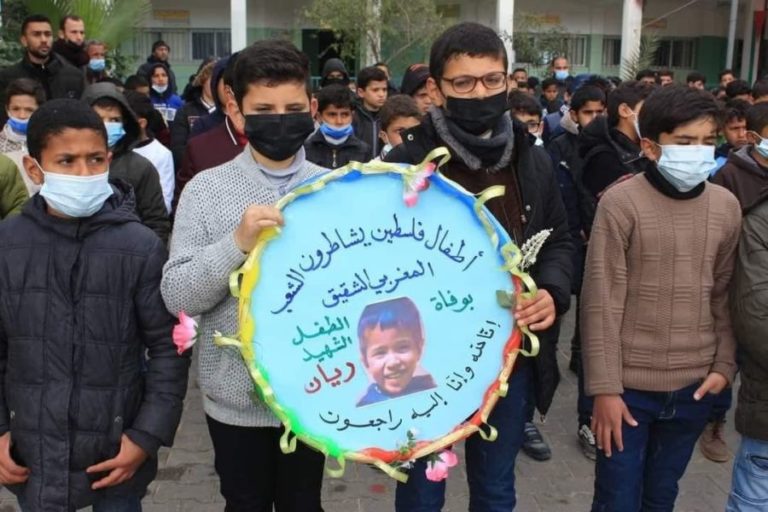 أطفالُ فلسطين يُقيمون صلاة الغائب على ريان  (صور+فيديو)
