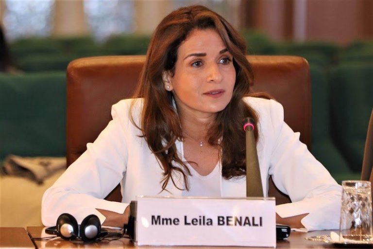 ما هي حقيقة وخلفيات صورة ”قبلة” الوزيرة بنعلي لصديقها الملياردير بالشارع العام؟ (صورة)