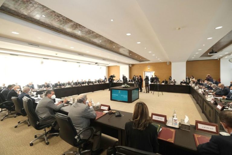 اقتطاعاتٌ من الأجور تنتظرُ الموظفين غير المُلقَّحين