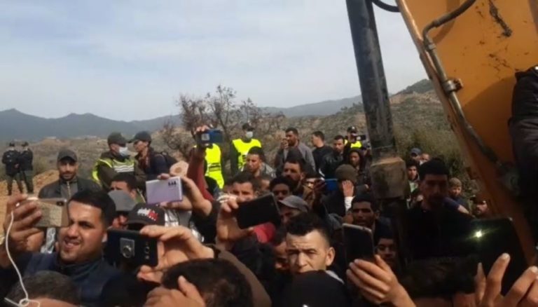 توافُــد مئات “الفضولين” يُربِك عملية إنقاذ ريان