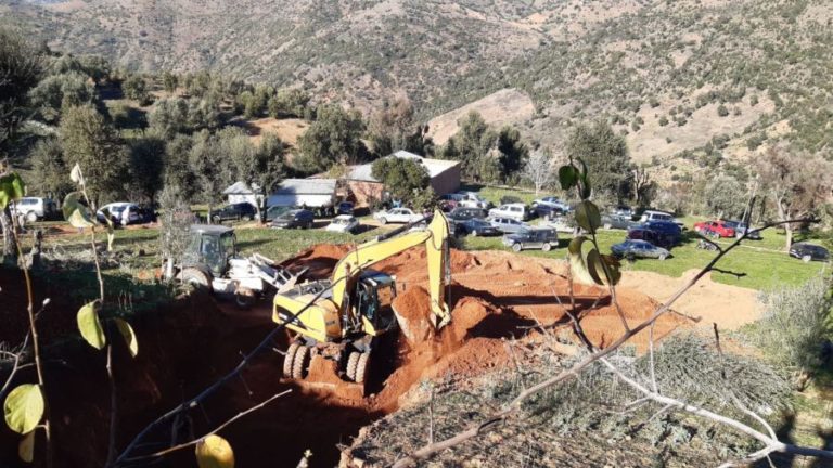 بالفيديو.. تفاصيلُ جديدة عن مُحاولة إنقاذ الطّفل الذي سقط في حُفرة بعمق 60 متر (صور)