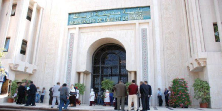 “أشباح” أغلالو تخرج موظفي جماعة الرباط في احتجاجات عارمة (فيديو)