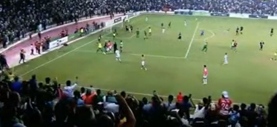 اعتداء عنيف للاعبي المنتخب الجزائري على لاعبي المنتخب المغربي بعد نهاية المباراة النهائية لـ”كأس العرب” (فيديو)