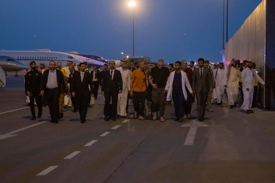 بالصور.. لحظة وُصول الطالب المغربي المُعتقل بروسيا إلى السعودية