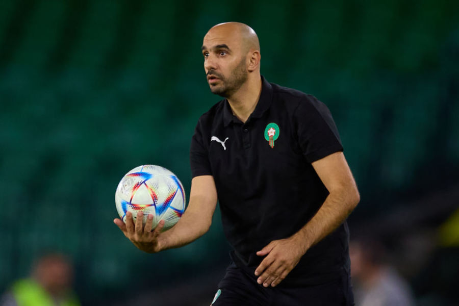 الركراكي يضمُّ مُدافعا جديدا لدعم دفاع المغرب في المونديال
