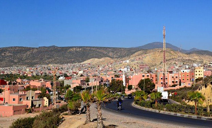 فضيحة مُـدوّية تُلاحق رئيس جمـاعة من حزب “الأحرار” بمُنتجع “تغازوت باي”