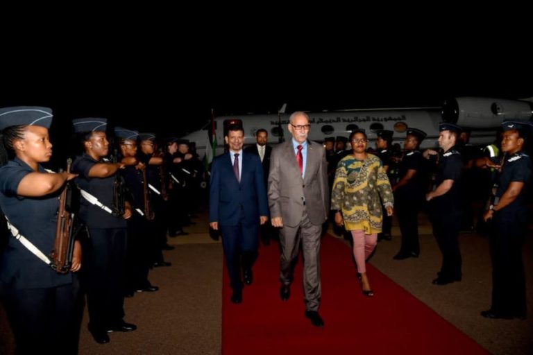 وزيـــرة جنوب أفريقية تُشارك في احتجاجات أمام سفارة المغرب ببريتوريا